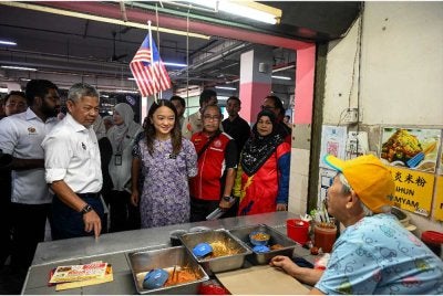 Menteri di Jabatan Perdana Menteri (Wilayah Persekutuan) Hannah Yeoh (depan dua, kiri) melawat Lestari Niaga di Pusat Transformasi Bandar (UTC) Sentul hari ini.