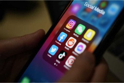 Syarikat media sosial diberikan tempoh sehingga 12 bulan untuk mematuhi peraturan baharu tersebut. Foto Agensi