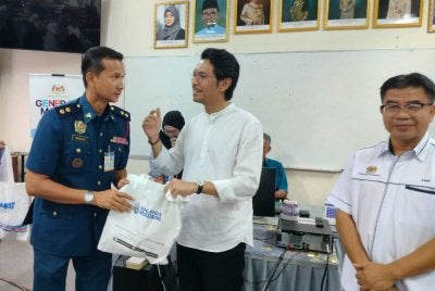 Muhammad Kamil (dua dari kanan) menyampaikan cenderahati penghargaan kepada penerima sempena Majlis Penghargaan Agensi-agensi Kerajaan dan Warga SMK Tun Perak di sini pada Jumaat.