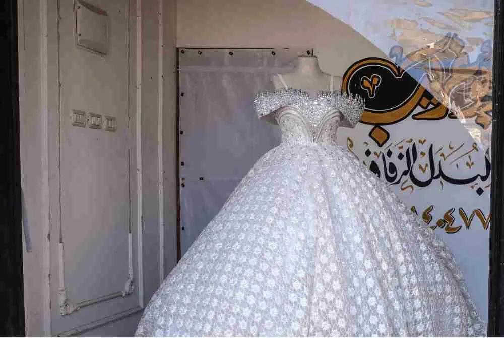 Gaun pengantin yang memukau pandangan itu menyerupai hasil rekaan butik eksklusif.