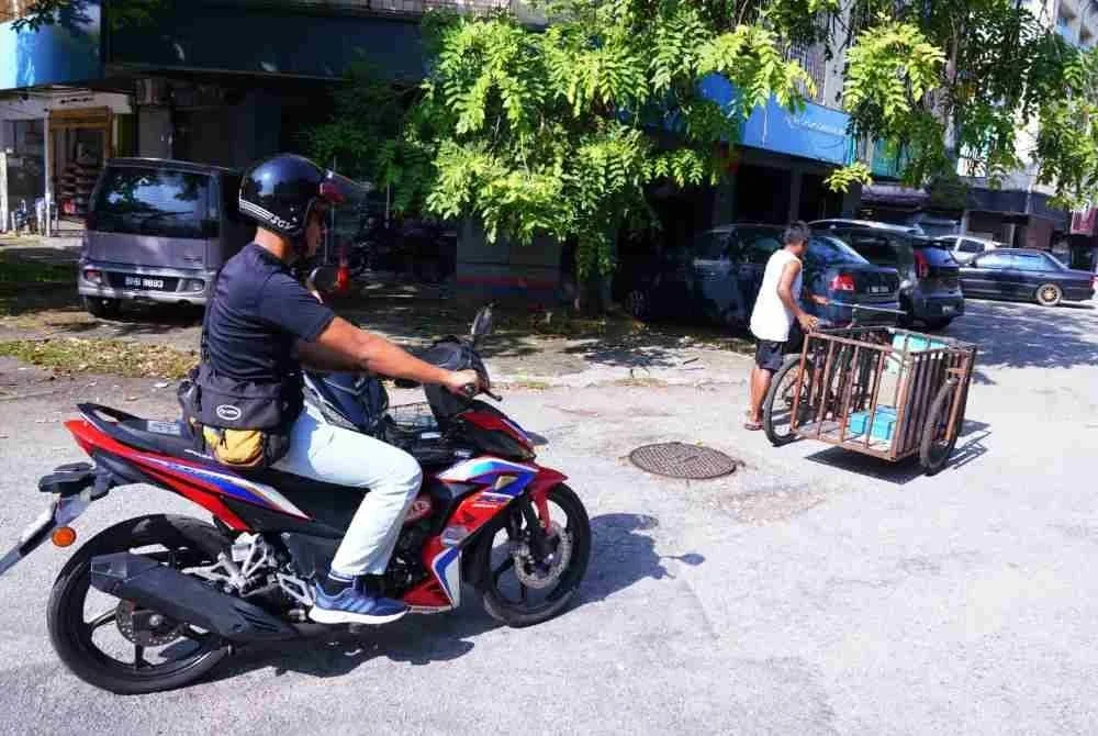 Basikal kargo yang digunakan warga asing ini memberikan ancaman kepada pengguna jalan raya lain.