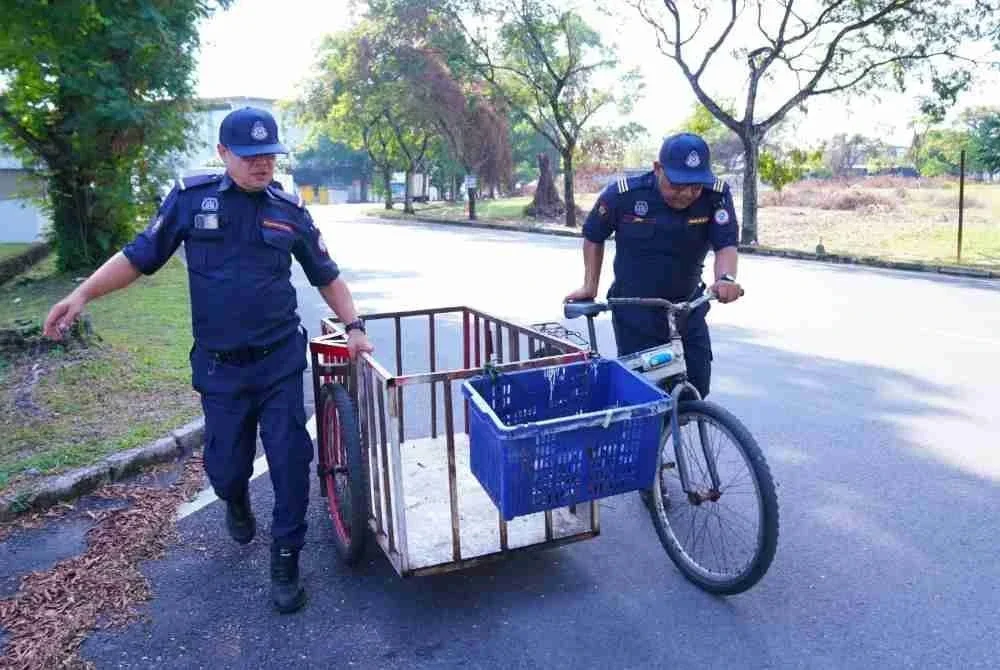 Anggota penguatkuasa MBSJ menjalankan tindakan menerusi operasi bersepadu dijalankan baru-baru ini.
