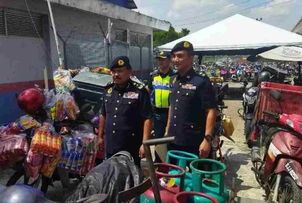 Ahmad Kamarunzaman (kiri) meninjau operasi dijalankan baru-baru ini.