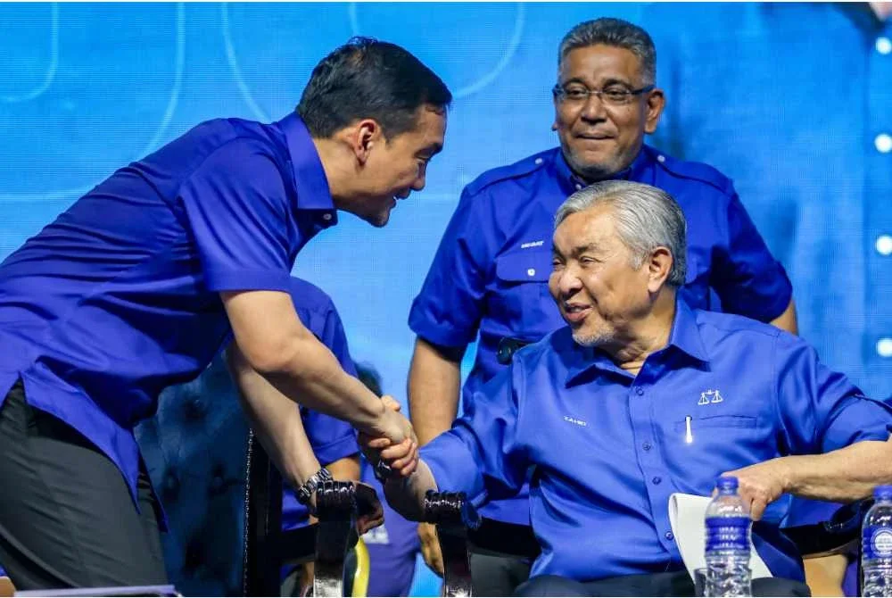 Onn Hafiz bersalaman dengan Pengerusi BN, Datuk Seri Dr Ahmad Zahid Hamidi (kanan) ketika Pelancaran Jentera BN sempena PRN Johor Ke-16 baru-baru ini. - Foto Bernama