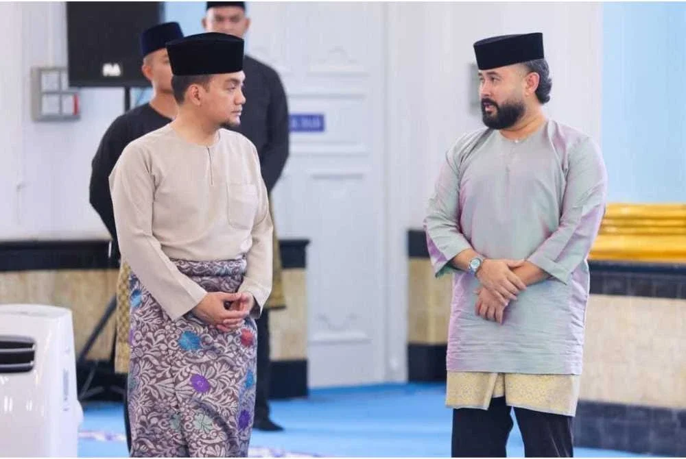 Hubungan baik terjalin antara Onn Hafiz (kiri) dan institusi istana diraja Johor terutama Pemangku Sultan Johor, Tunku Ismail memberi manfaat besar kepada kemajuan kerajaan Johor.