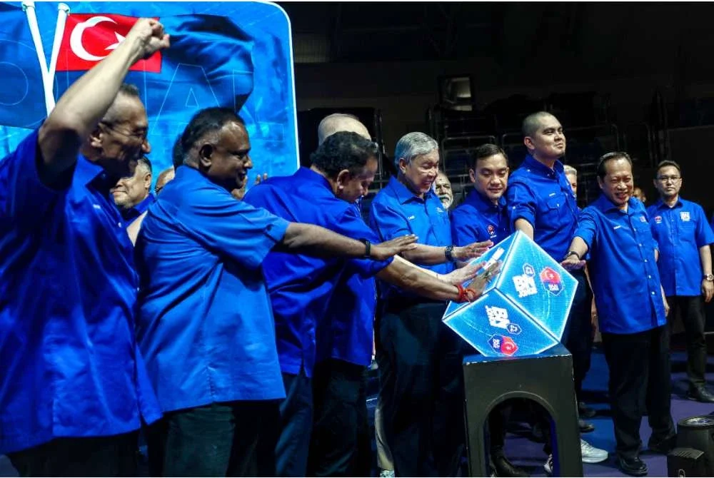 Ahmad Zahid (tengah) dan Onn Hafiz Ghazi (empat dari kanan) bersama barisan kepimpinan tertinggi BN yang lain menyempurnakan gimik Pelancaran Jentera BN sempena Pilihan Raya Negeri Johor ke-16 baru-baru ini. - Foto Bernama