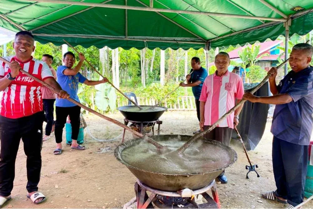 Walaupun kos untuk menghasilkan sekawah bubur asyura sudah meningkat dua kali ganda, namun aktiviti itu masih diteruskan di Kampung Padang Hangus, Pasir Mas setiap kali sambutan tahun baharu Islam.
