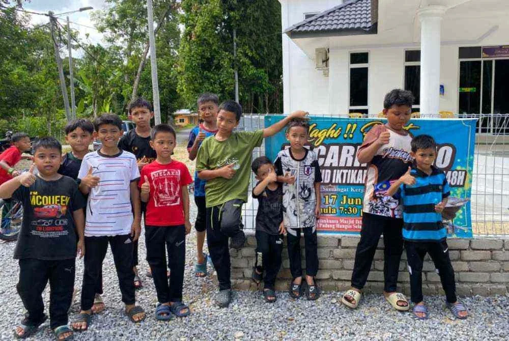 Golongan kanak-kanak turut serta dalam program mengacau bubur asyura.