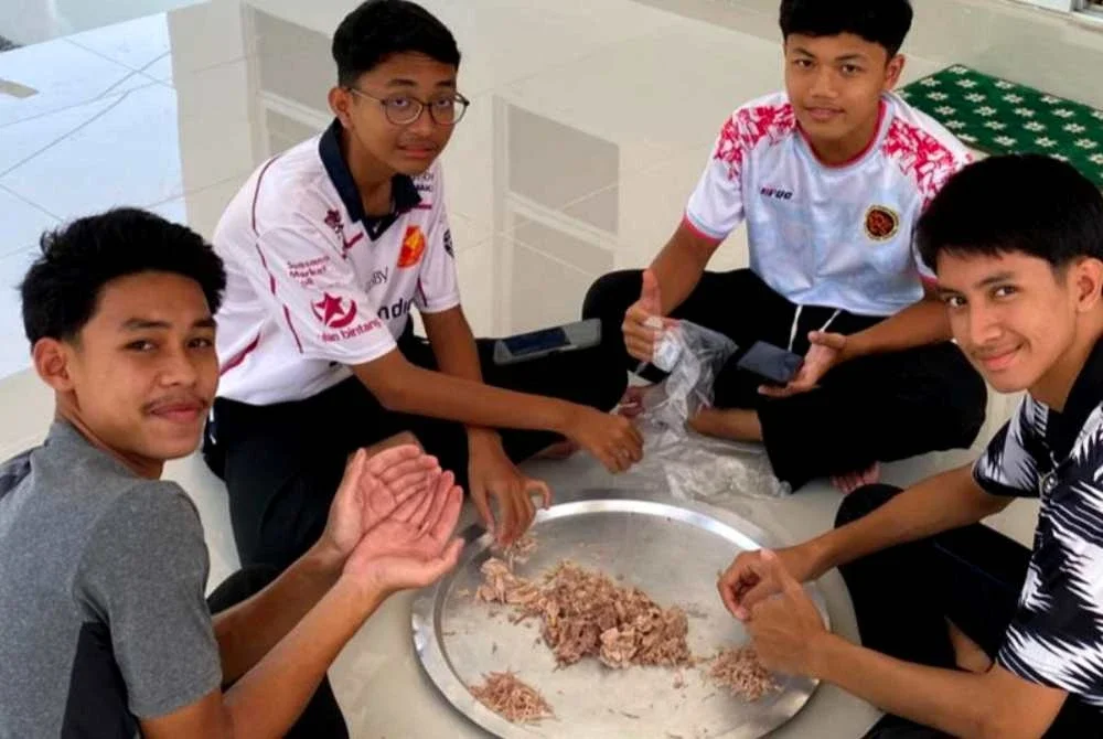 Golongan muda tidak ketinggalan membantu menyediakan bahan-bahan untuk membuat bubur asyura.
