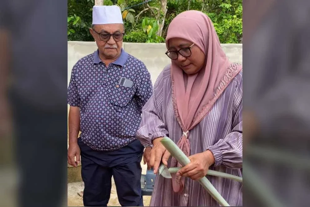 Penduduk menyediakan daun nanas untuk digunakan sebagai sudu semasa menikmati bubur asyura.