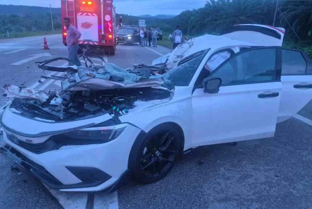 Keadaan Honda Civic yang terlibat nahas tiga kenderaan di Jalan Kuantan-Segamat, Pekan.