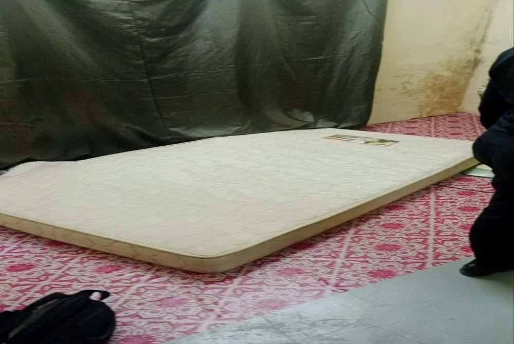 Seorang wanita wargaasing dikesan bersembunyi bawah tilam ini.