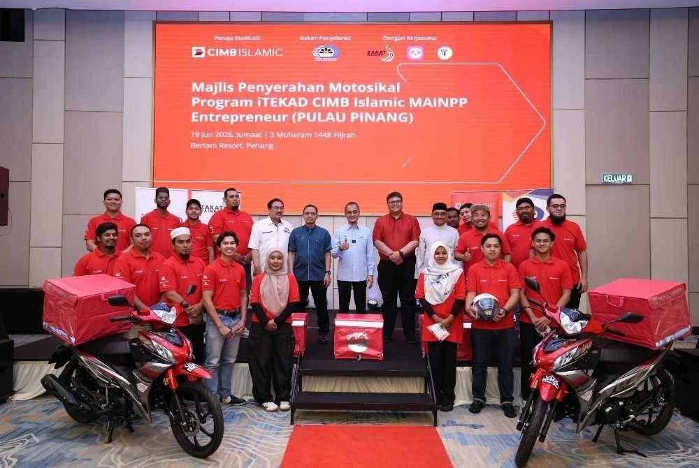 Mohamad (tengah) bersama 20 asnaf yang menerima motosikal dan kelengkapan penghantaran menerusi Program iTEKAD CIMB Islamic-MAINPP Entrepreneur.