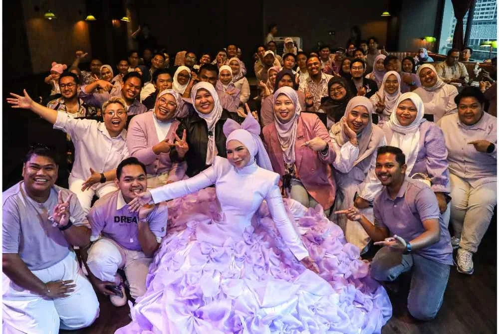Penyanyi dan komposer Aina Abdul membuka fasa baharu dalam perjalanan seninya menerusi dua single, ?Berjauh-an? dan ?Sadis?, yang disifatkan lebih mudah didekati pendengar muda tanpa meninggalkan identiti vokalnya. Foto Bernama
