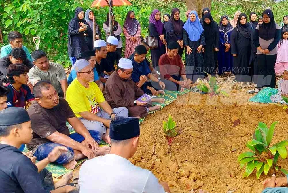 Jenazah dua beradik yang maut dalam kemalangan dekat Felda Jengka 19 pada Jumaat selamat dikebumikan dalam satu liang lahad di Tanah Perkuburan Islam Kampung Gau Baru pada Sabtu.