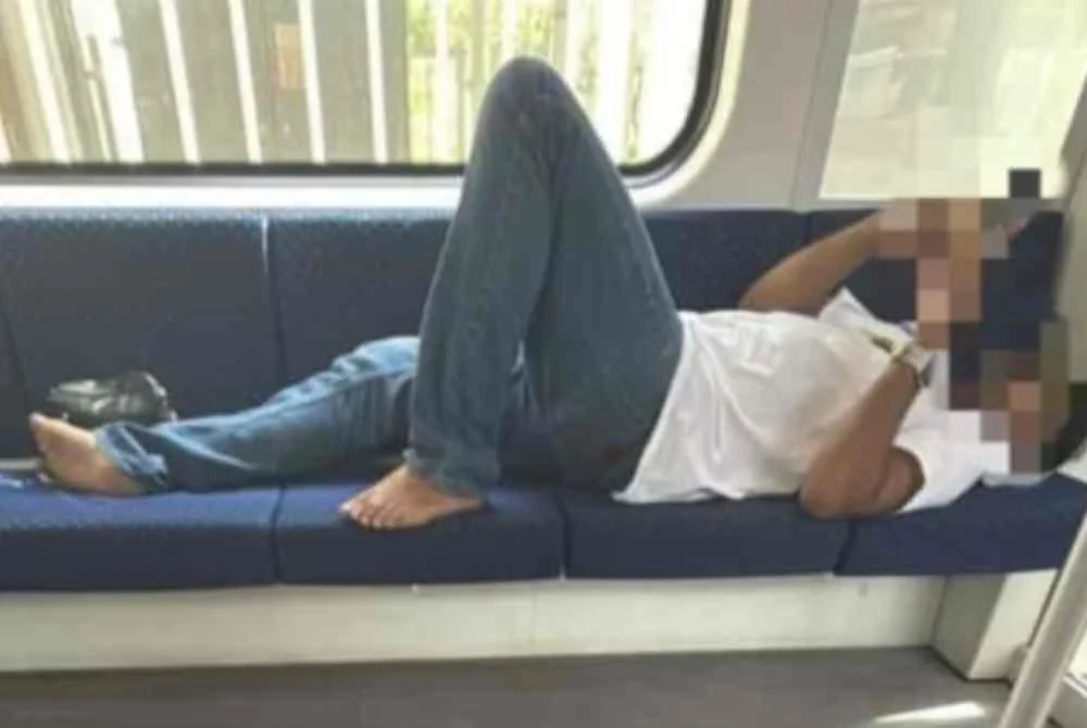 Tular rakaman beberapa individu dipercayai warga Rohingya berbaring dan tidur dalam MRT. 