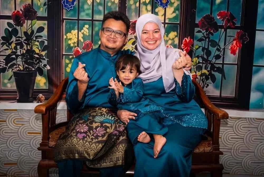 Gambar kenangan mangsa dan anaknya yang meninggal dunia serta isterinya yang kini dirawat di Hospital Tengku Ampuan Afzan (HTAA) Kuantan.