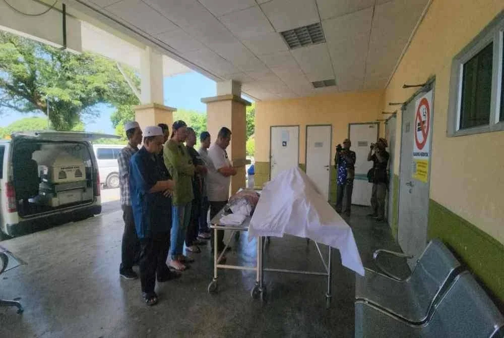 Mohd Atan turut melakukan sembahyang jenazah anak dan cucunya di Unit Forensik Hospital Pekan.