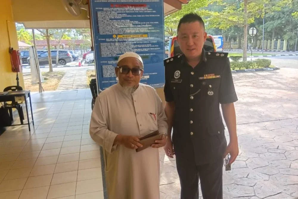 Zulkifli (kiri) hanya mengalami luka kecil di bahagian tangan susulan kejadian itu. Foto: PDRM Melaka.