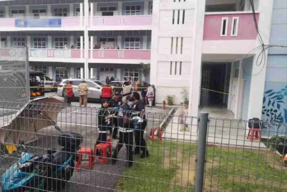 Seorang pelajar perempuan tingkatan empat yang maut terjatuh dari tingkat tiga di sebuah sekolah menengah di Seremban pada Jumaat.