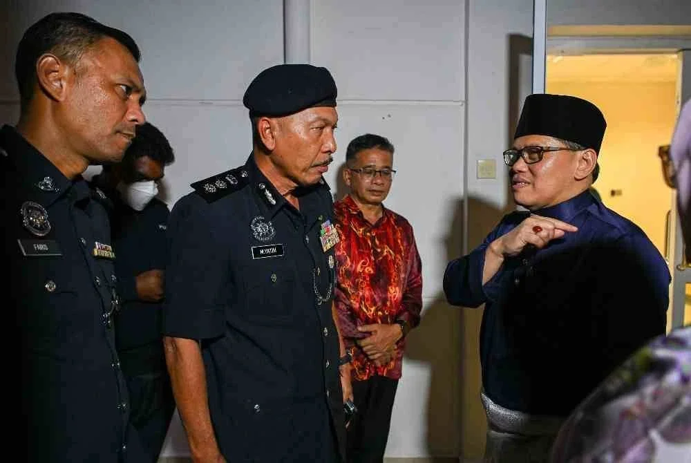 Ketua Pengarah Pendidikan Datuk Dr Mohd Azam Ahmad (kanan) berbincang dengan Ketua Polis Daerah Seremban ACP Mohd Yatim Osman (dua, kiri) berhubung kejadian seorang pelajar perempuan maut di Unit Forensik Hospital Rembau pada Jumaat. Foto Bernama