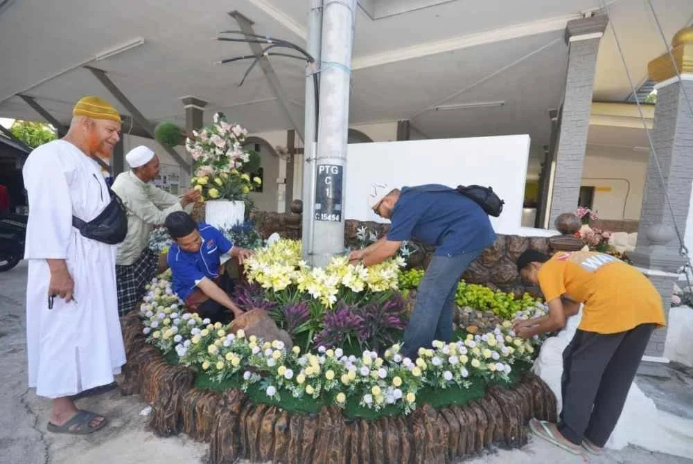 Kakitangan surau bergotong royong membersih dan merapikan pekarangan surau bagi memberi keselesaan kepada para jemaah yang datang untuk menunaikan ibadat di situ. 