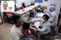 Hospital kerajaan menawarkan rawatan pada kos rendah, namun masih berdepan kesesakan pesakit, kekurangan tenaga kerja kesihatan dan tempoh menunggu yang panjang. Gambar hiasan 