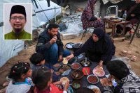 Tanggungjawab berat dipikul wanita berpotensi
menjejaskan kesabaran jika tidak dipandu
dengan al-Quran. Gambar hiasan (Gambar kecil: Fazrul)
