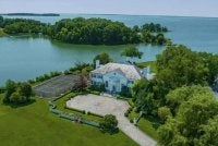 Rumah agamTrump dan isteri pertamanya Ivana di Greenwich, Connecticut dijual kepada pemilik baharu pada 2024 pada harga AS$31.5 juta. - Foto: Agensi