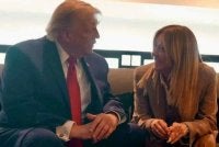 Meloni (kanan) berbual dengan Trump semasa kedua-dua pemimpin itu bertemu di sidang kemuncak G7 di Perancis baru-baru ini. Foto Reuters