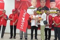 Mohamad Sabu (tiga dari kanan) menyerahkan bendera PH kepada wakil parti di setiap DUN yang ditandingi pada Majlis Pelancaran Jentera Pilihan Raya Amanah Johor Zon Selatan di Taman Universiti.