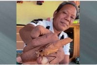 Muhammad Sayuti Mat, 53, menunjukkan belalang kerek atau belalang rusa yang dipeliharanya ketika ditemui Bernama di Kampung Manal 3 baru-baru ini. Foto bernama
