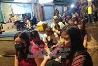 Wanita yang bekerja di sebuah pusat urut tradisional itu mendakwa keluarganya terpaksa membuat pinjaman bagi menampung kos kehidupan sehingga menyebabkan mereka dibebani hutang yang besar.