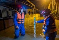 Anggota APM meninjau rumah penduduk Kampung Sungai Seluang Bawah di Kulim yang dilanda banjir. Foto APM