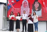 Nor Zulaila (dua dari kanan) diumumkan sebagai calon DAP di Ulu Tiram.