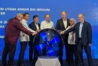 Anwar (tengah) ketika Majlis Perasmian Pembukaan MKS Instruments Malaysia Sdn Bhd Pulau Pinang pada Sabtu.