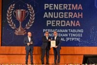 Shamsul Azri (tengah) menyampaikan Anugerah Perdana Keselamatan Perlindungan Tahun 2025 kepada Ahmad Dasuki (kanan) pada Majlis Penyampaian Anugerah Khas Keselamatan Perlindungan dan Peluncuran Sistem Pengurusan Keselamatan Perlindungan (e-PS) serta Sistem e-Vetting 3.0 di Dewan Damar Sari 1 dan 2, Putrajaya.