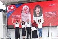 Nor Zulaila (dua kanan) bersama Wern Yiing (dua kiri) diumumkan sebagai calon DAP bagi DUN Ulu Tiram dan Johor Jaya.