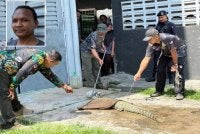 Anak buaya yang tersangkut pada jala ditangkap sebelum diletak di Rumah Pangsa Lereh sementara menunggu Perhilitan tiba. Gambar kecil: Mohd Rafi.