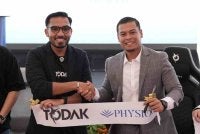 Nurul Hakimi Haque ( kiri) hadir pada Pelancaran Rasmi Koleksi Ergonomik Todak x Physiogo di Physiogo Mega Center, Ostia Bangi