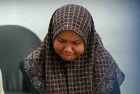 Ibu kepada pelajar perempuan berusia 16 tahun yang ditemukan tidak sedarkan diri di sebuah sekolah menengah dilihat tidak dapat menahan sebak ketika menerima kunjungan Menteri Pendidikan Fadhlina Sidek di Unit Forensik Hospital Rembau pada Jumaat. Foto Bernama. 