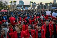 Kumpulan protes itu berhimpun sambil melaungkan slogan menuntut kerajaan menghentikan ‘perbelanjaan negara yang membazir’ dan menggantung program utama yang disifatkan kurang bermanfaat. - Foto AFP