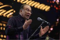 Anwar ketika berucap pada Majlis Makan Malam Himpunan Pertubuhan Lima Generasi Malaysia di sebuah hotel malam ini. Foto Bernama