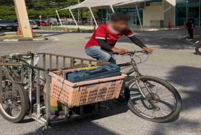 Dari sebuah basikal biasa ia diubah menjadi basikal kargo dengan ruang muatan besar.