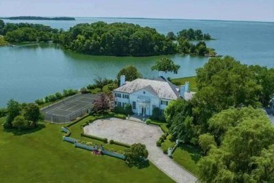 Rumah agamTrump dan isteri pertamanya Ivana di Greenwich, Connecticut dijual kepada pemilik baharu pada 2024 pada harga AS$31.5 juta. - Foto: Agensi