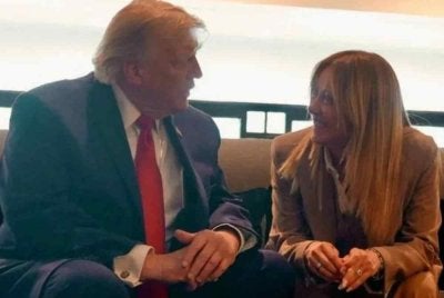 Meloni (kanan) berbual dengan Trump semasa kedua-dua pemimpin itu bertemu di sidang kemuncak G7 di Perancis baru-baru ini. Foto Reuters