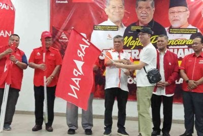 Mohamad Sabu (tiga dari kanan) menyerahkan bendera PH kepada wakil parti di setiap DUN yang ditandingi pada Majlis Pelancaran Jentera Pilihan Raya Amanah Johor Zon Selatan di Taman Universiti.
