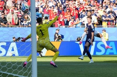 Ismael Saibari melepaskan voli padu yang menggegar jaring Scotland di awal permainan. - Foto: Agensi