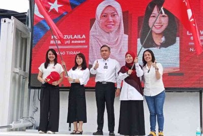 Nor Zulaila (dua dari kanan) diumumkan sebagai calon DAP di Ulu Tiram.