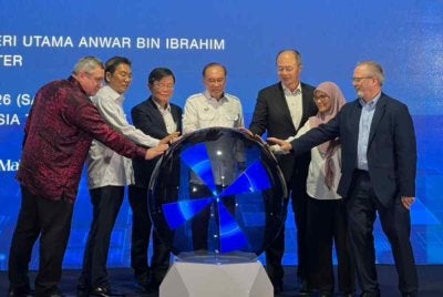 Anwar (tengah) ketika Majlis Perasmian Pembukaan MKS Instruments Malaysia Sdn Bhd Pulau Pinang pada Sabtu.